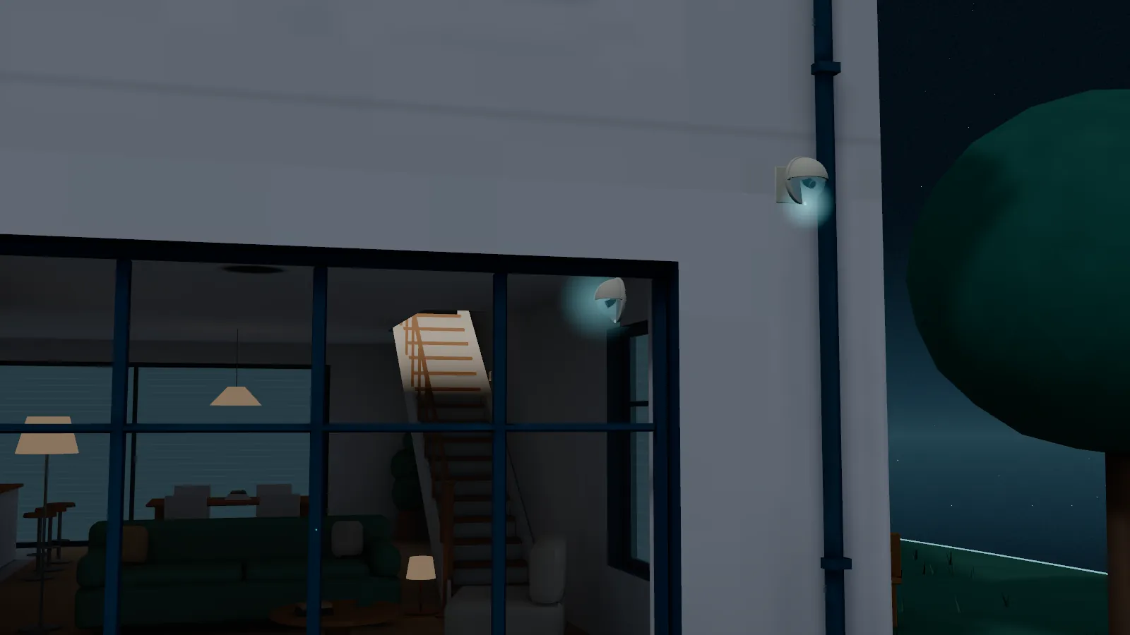 Het huis bij nacht, van buiten: de rolluiken zijn dicht, het alarm staat aan, de camera in de woonkamer draait zich naar de kamer en de camera buiten licht op.
